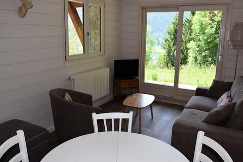 Ce spacieux appartement de 70 m² récemment rénové, situé au rez-de-chaussée d'un chalet à Saint-Paul en Chablais, accueille confortablement jusqu'à six personnes. Il comprend deux chambres : une avec un lit double et une salle de bain attenante et un...