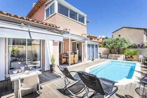 Scopri questa bellissima casa di 120m² à Bandol, la perla della Costa Azzurra, può ospitare fino a 2 persone. 6 persone, costituendo un ambiente di vita idilliaco per le vostre vacanze. Goditi questa casa luminosa e spaziosa di 120 m² su due livelli,...