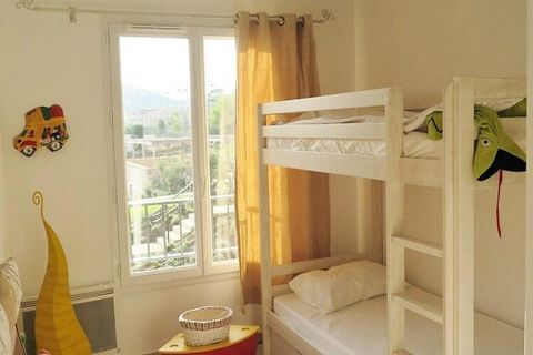 Questo appartamento al primo piano, situato in un nuovo residence, può ospitare comodamente fino a quattro persone. Dispone di una camera principale con letto matrimoniale (140 cm) e di una seconda camera con letto a castello (90 cm). Una terrazza co...