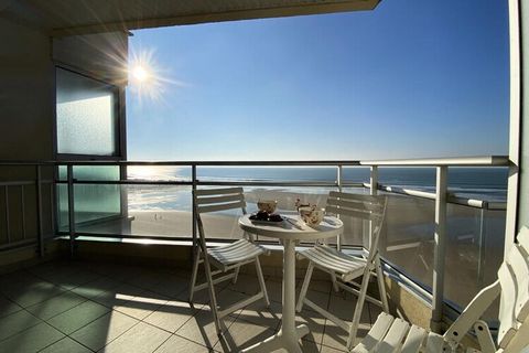 Cet appartement est idéalement situé au 6ème étage avec ascenseur vue sur la baie des Sables d'Olonne. Comprende una hall d'entrée, un salon séjour orienté Sud équipé d'un canapé type BZ en 140 d'une TV et d'une table con 6 chaises, d'un coin kitchen...