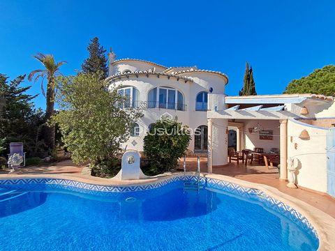 Enclavada en la tranquila y codiciada zona de Cumbre del Sol, esta encantadora villa de 3 dormitorios y 3 baños ofrece una mezcla perfecta de confort, privacidad y elegancia mediterránea. Distribuida en tres niveles, esta propiedad es un oasis de rel...