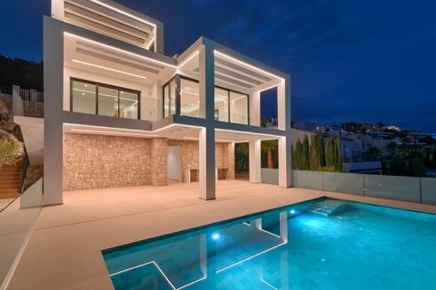  Rechtstreeks van de promotor! PLAATS: Deze woning is gelegen in een verhoogd gebied van Calpe en biedt een spectaculair panoramisch uitzicht van Calpe tot Moraira, evenals op de emblematische Peñón de Ifach, symbool van de Costa Blanca. Een van de v...