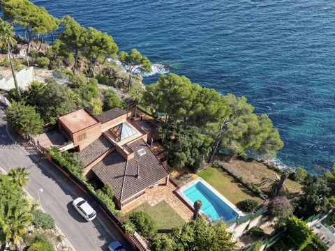 Barnes Costa Brava freut sich, diese prächtige Villa in der begehrten Cala Sant Francesc zu präsentieren. Diese außergewöhnliche Residenz bietet eine einzigartige Gelegenheit für alle, die einen luxuriösen Rückzugsort direkt am Meer suchen. Auf einem...