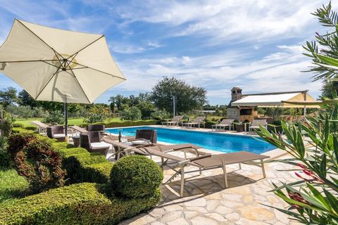 Villa Divina es una elegante casa de vacaciones de 5 estrellas con piscina en Istria.