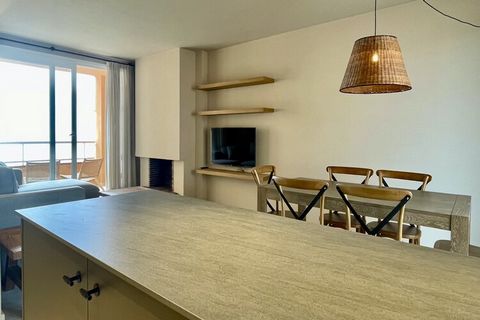 Descobreix un apartament de luxe a la preciosa platja de Pals! Aquest apartament renovat amb materials de primera qualitat, situat en l'exclusiu complex residencial Golf Mar, ofereix una experiència de vacances incomparable. Amb les seves 2 terrasses...