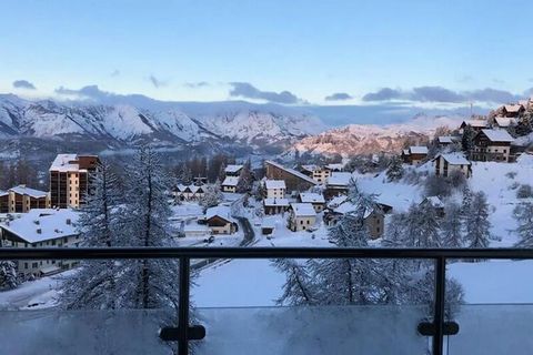 Mooi appartement in een recente residentie op de hoogten van Valberg, ideaal gelegen in een rustige omgeving. minder dan 10 minuten lopen van alle winkels en skipistes (en 5 minuten met de gratis pendeldienst). Geniet van het prachtige terras met pra...