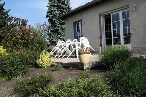 Komplett renoviertes Ferienhaus, geschmackvoll, warm und komfortabel. Auf weitläufigen Grünflächen in einer privilegierten Umgebung gelegen, können Sie von der Terrasse aus einen atemberaubenden Blick auf den See genießen. Ohne jegliche Schrauben wir...