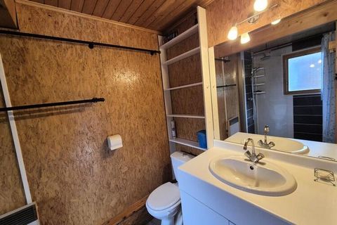 Gelegen in het hart van het Scandinavische dorp La Feclaz, biedt dit chalet u een ideale oase van rust voor een vakantie met familie of vrienden. Het chalet beschikt over een keuken met kookplaat, kleine koelkast, oven, magnetron en waterkoker, open ...