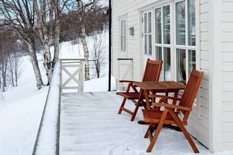 Ferienhaus in idyllischer Lage direkt am Lyngenfjord, mit Panoramaaussicht über die wunderschöne Fjordlandschaft und zum imposanten Gebirge Lyngsalpene, Europas nördlichstes Alpengebiet. Hier gibt es außerdem im Winter das Polarlicht und im Sommer di...