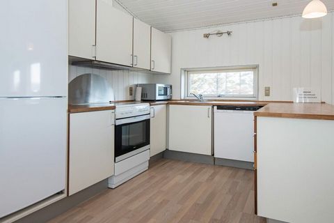 Etwa 4 km südlich des Ferienortes Søndervig finden Sie, auf einer langen Landzunge zwischen Nordsee und Ringkøbing Fjord, dieses Ferienhaus mit hauseigenem Swimmingpool. Es steht auf einem großen, heidebewachsenen Naturgrundstück direkt im Anschluss ...