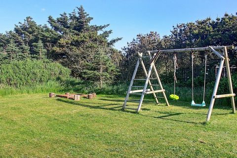 Dieses gepflegte und qualitativ hochwertige Ferienhaus liegt auf einem großen Naturgrundstück und in geringer Entfernung zum Strand und dem Ortskern Agger. Zu dem Haus gehören insgesamt vier Schlafzimmer und eine offene Küche mit u.a. Herd, Abzugshau...