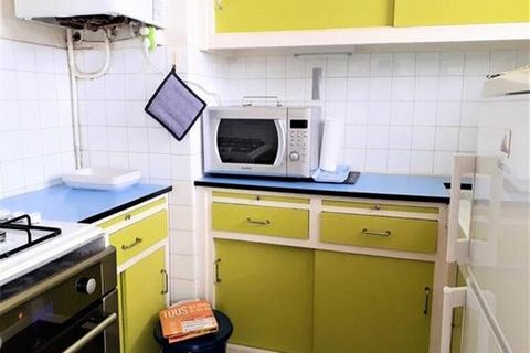 Het bestaat uit een kleine entree met kast, een badkamer met toilet, een woonkamer met slaapbank (matras 160), twee stapelbedden van 2 *90, een televisie, een eethoek, een kleine ingerichte en uitgeruste keuken (koelkast, vriezer, oven, kookplaten, a...