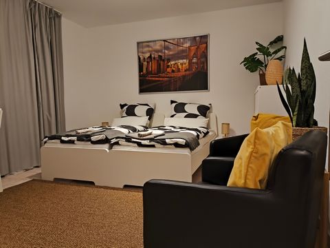 The cozy and modernly furnished 1-room apartment is in a central location near the main train station (approx. 500m) Shops, restaurants, public transport and leisure facilities are in the immediate vicinity. The bright and friendly living and sleepin...