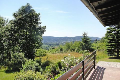 Liebevoll eingerichtetes Ferienhaus im Grünen traumhaft ruhig über der Stadt Suhl gelegen. In 650 m Höhe haben Sie einen schönen Panoramablick auf den Thüringer Wald und das Suhler Tal. Hinter dem Ferienhaus können Sie auch gleich loswandern, Mountai...