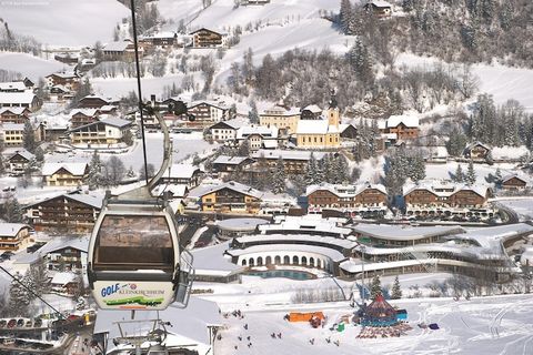 Ce charmant appartement d'une chambre à Bad Kleinkirchheim est le refuge idéal pour jusqu'à 4 personnes. Offrant 50 m² d'espace habitable meublé avec goût, l'appartement est idéalement situé au pied d'une piste de ski et sur un terrain de golf, offra...