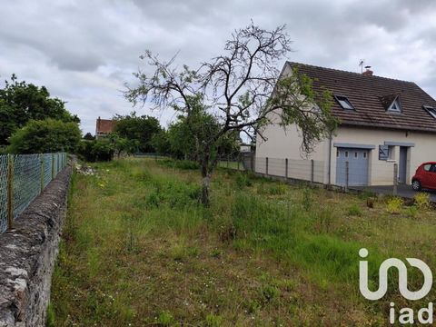 iad France - Carole Renaudin vous propose: Terrain à bâtir d'une superficie de 604 m² environ, situé à proximité des commerces et services de la ville de Sainte Maure de Touraine, à 6 mn à pied du secteur mairie/écoles et 10 mn du collège. Façade d'e...
