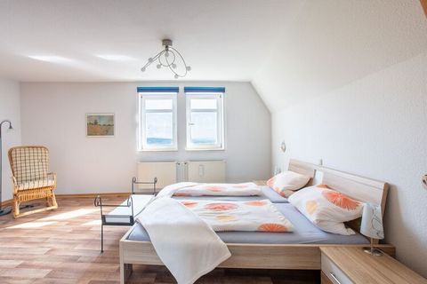 Situé à proximité du domaine skiable de Winterberg, cet appartement de 2 chambres se trouve à Battenberg (Eder), dans la région de Hesse en Allemagne. L'appartement est parfait pour une petite famille ou un groupe de 3 personnes. Il possède le chauff...