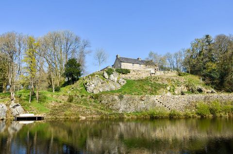 Beau Manoir Breton XIV-XVI secolo, completamente ristrutturato, Coatanscour Manor si trova in campagna, nel cuore di una zona tranquilla di oltre 50 ettari. Circondata da rocce e boschi, si affaccia su un grande stagno di un ettaro e il mulino del XV...