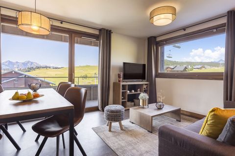 Résidence Les Chalets des Cimes offers modern and comfortably furnished apartments. Six large, new chalets house a hundred apartments of various sizes. The whole is built with a lot of wood and good materials in modern style and exudes class. The apa...