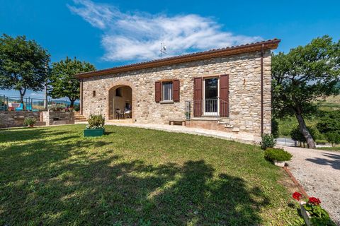 Deze fijne cottage in het Italiaanse Pennabili is voorzien van een gedeeld terras en een heerlijke tuin waar je volledig in tot rust kunt komen. Er is 1 slaapkamer waar 2 personen kunnen slapen, en er kunnen nog eens 2 gasten verblijven op de slaapba...