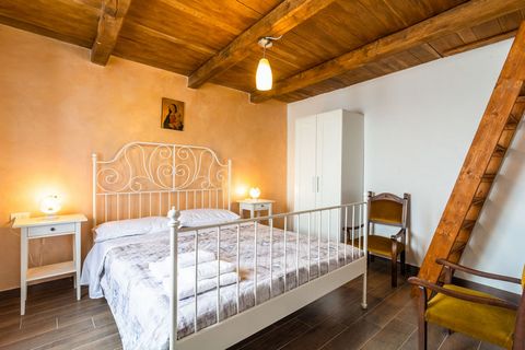 The splendid farmhouse is in Tuscany. Ideal for a family, it can accommodate 5 guests and has 2 bedrooms. It has a shared swimming pool and a shared garden with furniture for you to make the most of your holidays. The town centre, supermarket, and re...