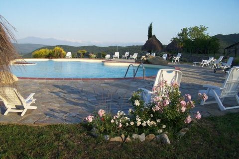 Deze landelijke vakantiewoning in Monticiano beschikt over 2 tuinen waarvan er 1 wordt gedeeld met andere gasten. Je kunt zwemmen in het gedeelde zwembad en er is 1 slaapkamer aanwezig in het verblijf. De woning is ideaal voor een stel of een klein g...