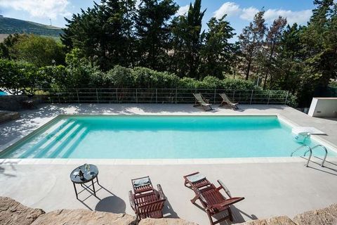 Rodeado de hermosas vistas, esta casa de vacaciones en Buseto Palizzolo puede alojar a 6 personas en sus 3 dormitorios. La piscina compartida y la ducha al aire libre le ofrecen el lugar perfecto para relajarse y refrescarse con un baño. Es ideal tan...
