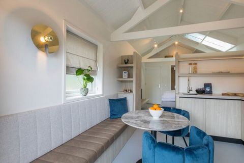 Beschrijving Schitterend vakantiehuisje op een toplocatie in Domburg. Vakantie vieren in alle luxe en comfort. Dat kan hier! Op deze rustige plek in een groen deel van Domburg, maar toch op 3 minuten van het centrum. De woonkamer is voorzien van een ...