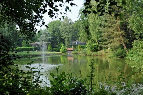 Dit chalet ligt op Parc de Kievit, een zeer ruim vakantiepark in Noord-Brabant, tegen de Belgische grens. Met 2 slaapkamers is de woning ideaal voor een gezin. Het verwarmde zwembad op het vakantiepark deel je met de andere gasten. De omgeving van di...
