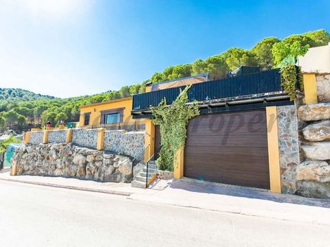 Villa in Alhaurín de la Torre, located in an exclusive area of the Alhaurín peaks. This property has a large parking area, the house is fully fenced. It has two bedrooms with a built-in wardrobes, a complete bathroom with a shower, a separate kitchen...