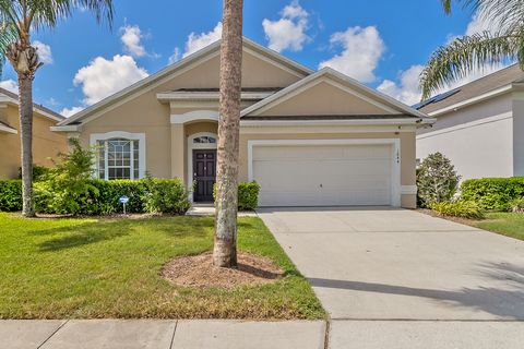 Fully furnished gorgeous 5 bedroom, 4 bath home located in the exclusive Glenbrook community and located just a few miles from Disney World. This vacation resort style community boasts a clubhouse and a recreation center, complete with tennis and vol...