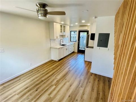 This light-filled ohana unit is newly remodeled with a kitchen, full bathroom, cozy living area and washer & dryer. Take a short walk upstairs to find a large studio bedroom with high ceilings, and enough room for either a king-size bed or two full b...
