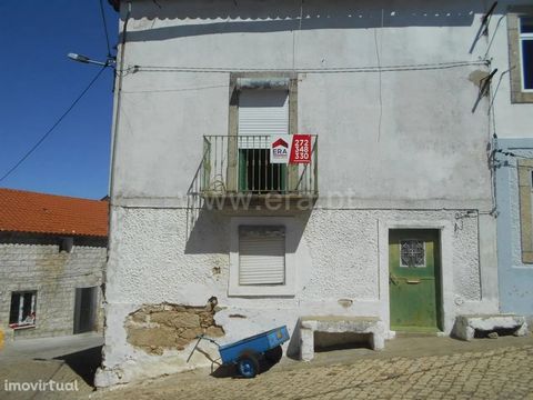 Well located house with access to two streets. In need of works, little street. Cellar in the basement. Attic with 60m2.