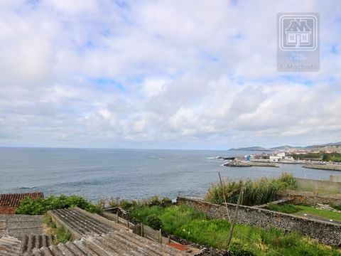 *** THIS PROPERTY IS UNDER NEGOTIATIONS! *** House in band typology T1 + 2 built on a single floor (although with different quotas in relation to the street), on a plot of land with 262 m2 of total area. The property is in need of recovery works imme...