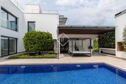 Lucas Fox presents this fantastic modern-style property , built in 2008, with a total constructed area of 436 m² on a plot of about 500 m². The property is located in one of the most prestigious areas of Maresme and very close to all amenities. Enjoy...