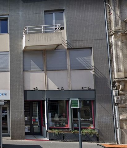 We offer this commercial premises - shop with a visit of a surface of about 75m2 with sanitary facilities. You also benefit from a reserve in the first basement and a private parking space. RENTAL INVESTMENT - LEASE IN PROGRESS Do not hesitate to con...