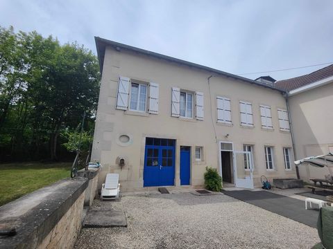 Charming house of character dating from 1870 with a large garden of 2095 m2 with the possibility of reselling a part of the building land. Located in the heart of a village 10 minutes from Lake Madine, 35 minutes from Verdun and 50 minutes from METZ....