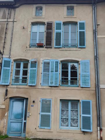 Village center of the city of SAINT-MIHIEL, building with 6 apartments of which 5 are currently rented. The building currently generates a rental income of 1930.00 € monthly, a profitability of more than 10%. The tenants who are in place have been in...