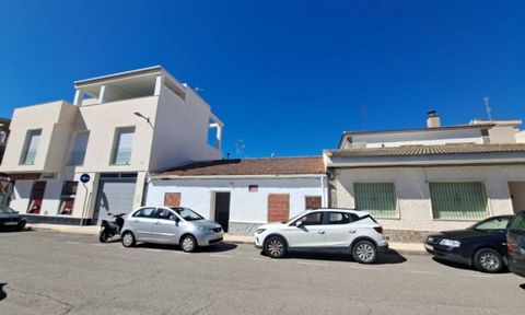 Ground Floor House with Interior Patio in Pilar de la Horadada The house has 140m2 + patio in total an area of 196m2 It has electricity service, and is completely to reform It is located in a quiet and very central area For more information do not he...