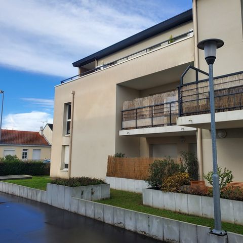 In recent residence, 100 m from the tram, Very nice T3 having gde living room, open kitchen, 2 bedrooms, bathroom, wc Balcony Garage in the basement and parking in the basement Features: - Balcony - Lift