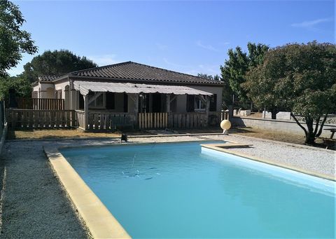 In the countryside, single storey house with swimming pool on a plot of 5000 m2 constructible fully enclosed. The house consists of an almost new fully equipped kitchen open to the living room / living room, a laundry room, a bedroom or office. The n...