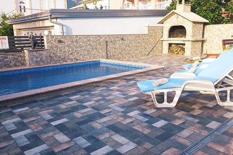 Cette maison de vacances à Senj en Croatie est idéale pour un groupe d'amis ou 3 couples. Il y a une piscine privée et chauffée dans les locaux, de sorte que vous pouvez profiter de plongées rafraîchissantes et battre les étés torrides avec style. Il...