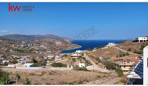 Exclusief te koop door kw COSMOS, vrijstaand huis van 110m² met prachtig uitzicht op zee, op een perceel van 1300m² in Vgethi Kerateas. De nederzetting ziet eruit als een Cycladisch eiland, terwijl het huis is omgeven door grote terrassen, zodat u op...
