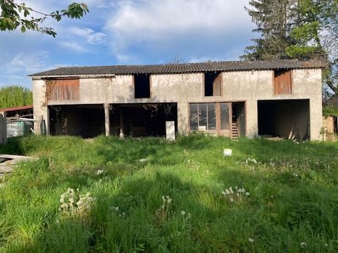 Located in a village, 3 minutes from Etrépagny, outbuilding of 180 m² on the ground + attic, cellar under part, to develop. All on a plot of 1429 m², partially constructible. Divisible property, with two independent accesses. Price: 110,990 euros age...
