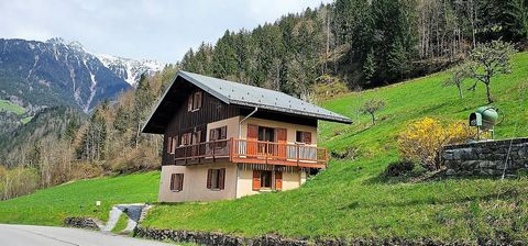 Treat yourself to a little piece of paradise in the heart of Savoie and the Beaufortain massif! It is in a dominant position and 2 minutes from the center of the village, that we discover this superb chalet completely renovated in impeccable conditio...
