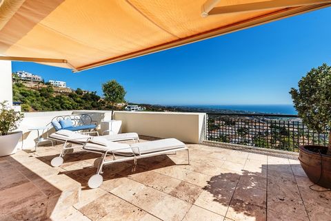 Impresionante ático dúplex localizado en una de las zonas residenciales más cotizadas de Marbella, Los Monteros Hill Club, con asombrosas vistas sobre el mediterráneo y Gibraltar. En la planta principal nos encontramos con un luminoso salón/comedor c...