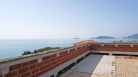 DESCRIPTION Inserted in the suggestive setting of Maralunga, this villa is located a few meters from the sea and about 10 minutes walk from the center of Lerici. The villa has pedestrian access from the main street of Maralunga, through a short stair...