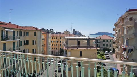 DESCRIPTION Bright apartment in a central position in Lerici, close to the sea and all services, with 3 bedrooms and balcony with sea view. The building has a comfortable entrance on the second floor with access from Via Generale Ferrari, taking a si...