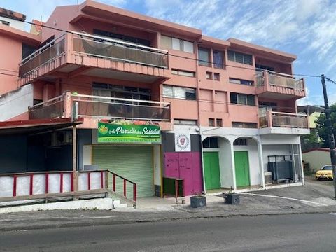 I propose this building in the city of LE MARIN 97 290. It is here that the largest marina in the Lesser Antilles is located. A five minute walk away you will find a hospital, a medical center, shopping centers, a school, a college, a high school and...