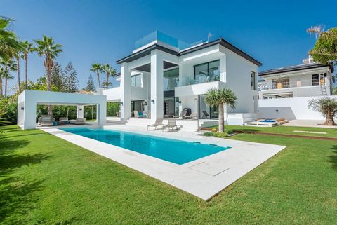 Villa with a fantastic location almost beachfront between Puerto Banus and San Pedro, and enjoying sea views from all levels! This exceptional new built villa has an elegant and modern design complemented by the latest technology and the highest stan...